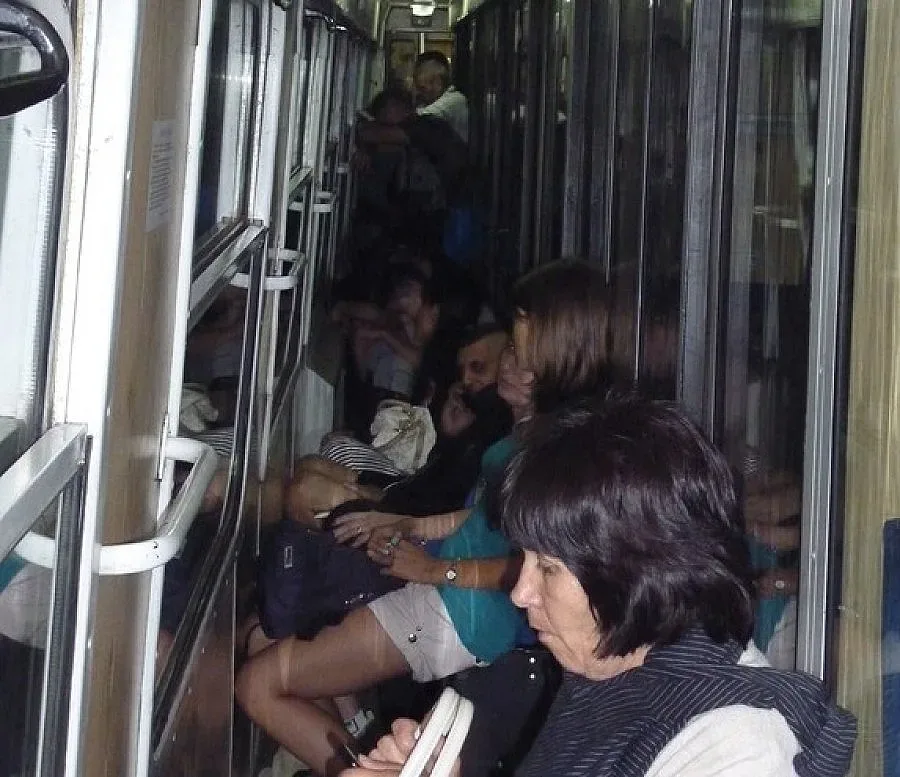 8 часа кошмарно пътуване с влак до морето