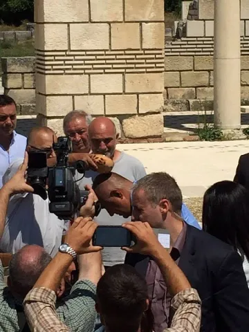 Поляха премиера с вода от "Свещения кладенец" (ОБЗОР)