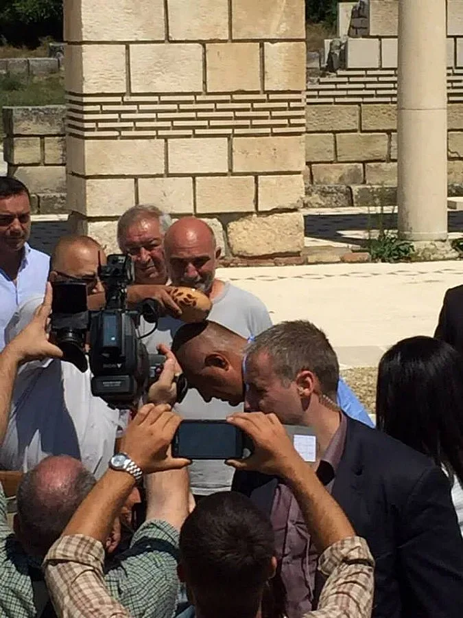 Поляха премиера с вода от "Свещения кладенец" (ОБЗОР)