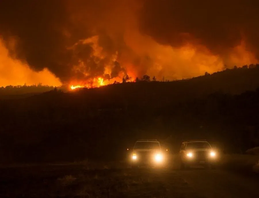 Евакуират хиляди заради пожарите в Калифорния