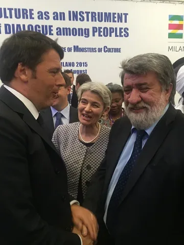 Ренци хвали Вежди на форум в Милано