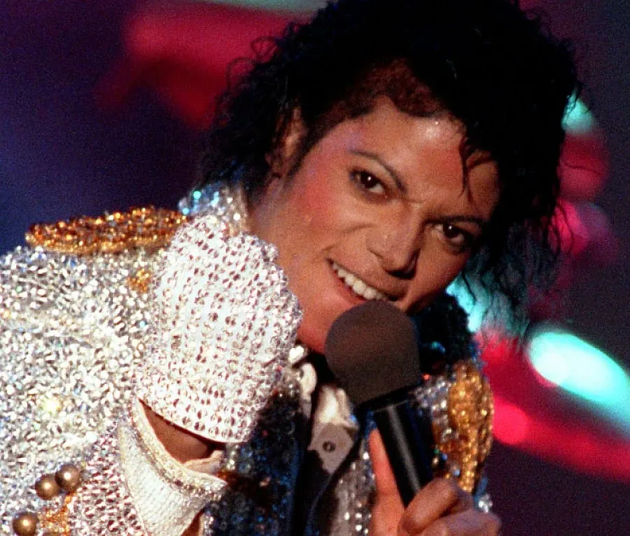 Ръкавица на Майкъл Джексън бе купена на търг за 64 800 долара