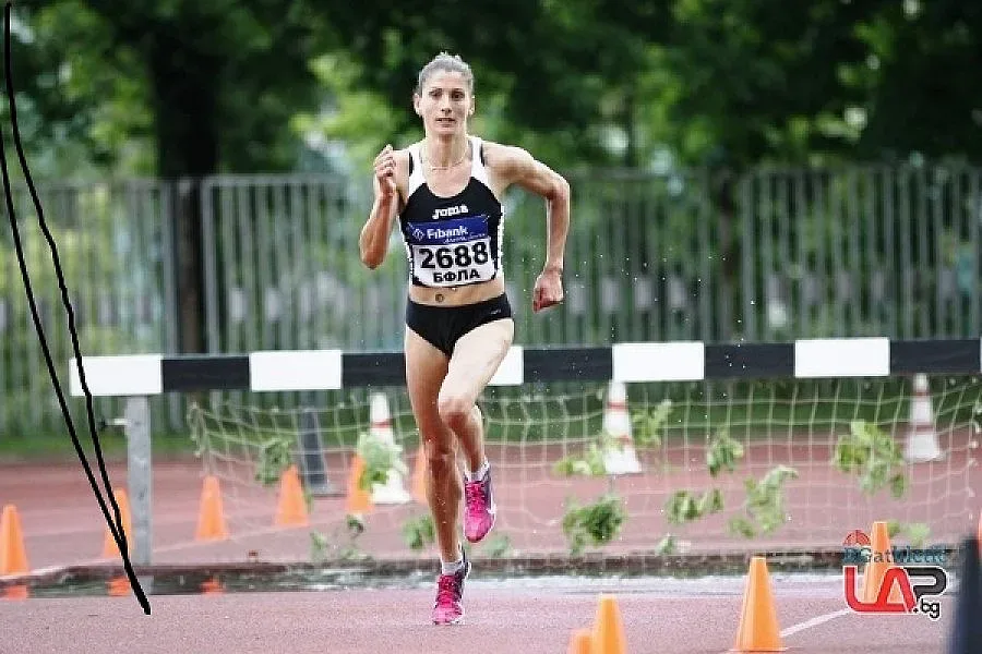 Дънекова с рекорд на 3000 м с препятствия