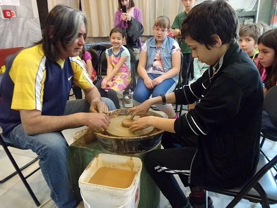 Хлапета ваят грънци в музея