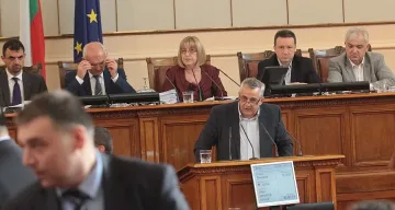 Цачева ще пита Венецианската комисия за разделянето на ВСС