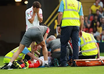 Интубириха на терена нападател на "Севиля"