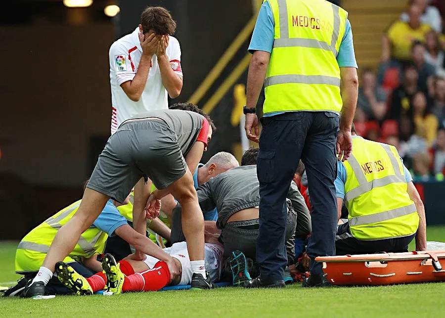 Интубириха на терена нападател на "Севиля"