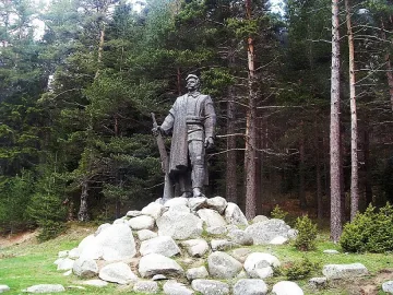 Владика с молитва за героите на Илинден