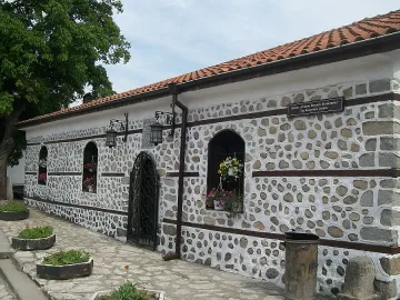 Древен храм отвори врати за нашенци и чужденци