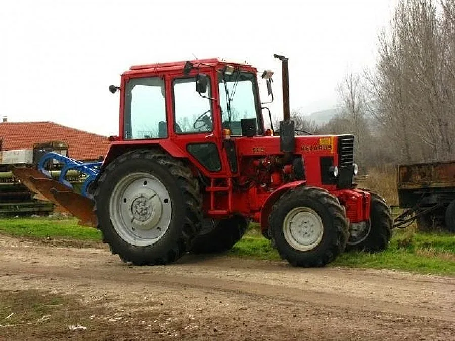 Повреден трактор съсипа селски път
