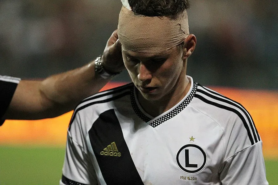 ВИДЕО: Камъни и кръв прекратиха мач от ЛЕ в Албания