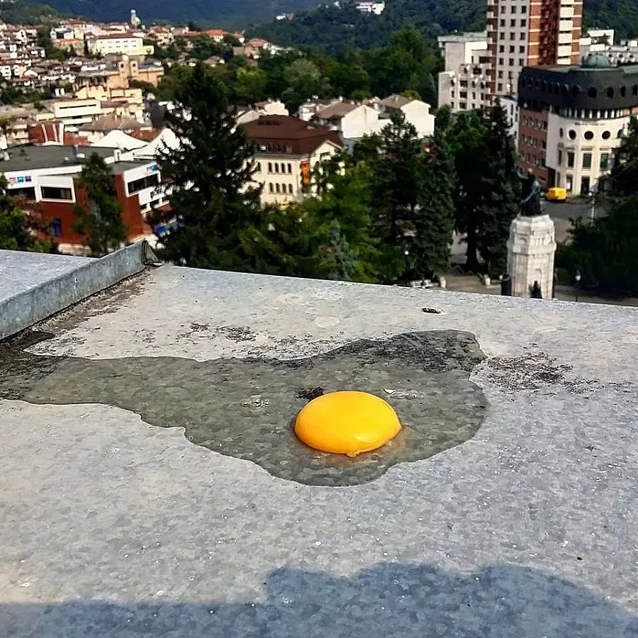 Във Велико Търново пържат яйце на ламарина