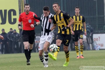 Доктори и брат вадят "Локо" (Пд) от калта