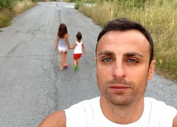 СНИМКА: Бербатов на разходка с нежния си антураж