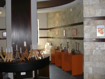 Стъклопис и гравирани предмети подредиха на изложба в Банско