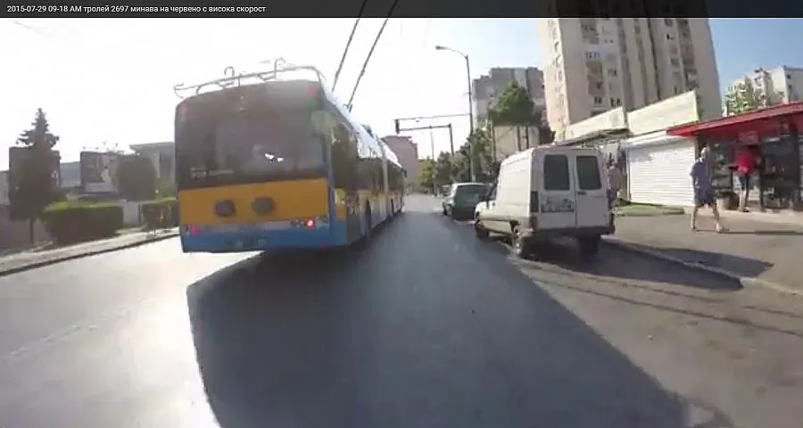 Тролей кара с бясна скорост в столицата, минава на червено (ВИДЕО)