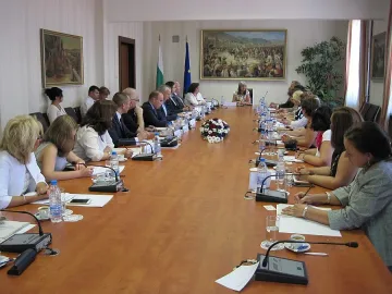 Попова помага на училища в чужбина