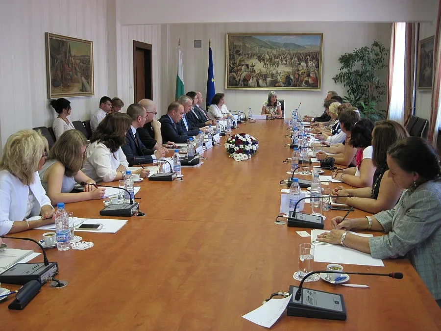 Попова помага на училища в чужбина