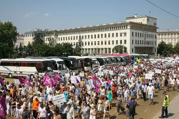 10 000 искат оставката на Иванов (ОБЗОР)