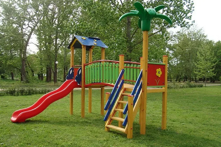 САЩ ремонтира детска площадка в Сунгурларе