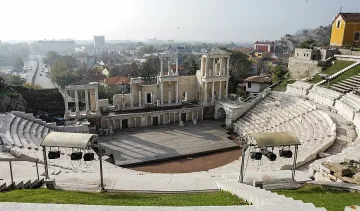Бизнесмен се извини за купона в Античния театър (ОБЗОР)
