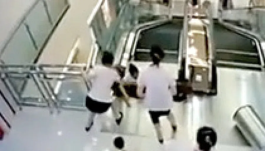 Майка спасява детето си, поглъща я ескалатор (ВИДЕО)