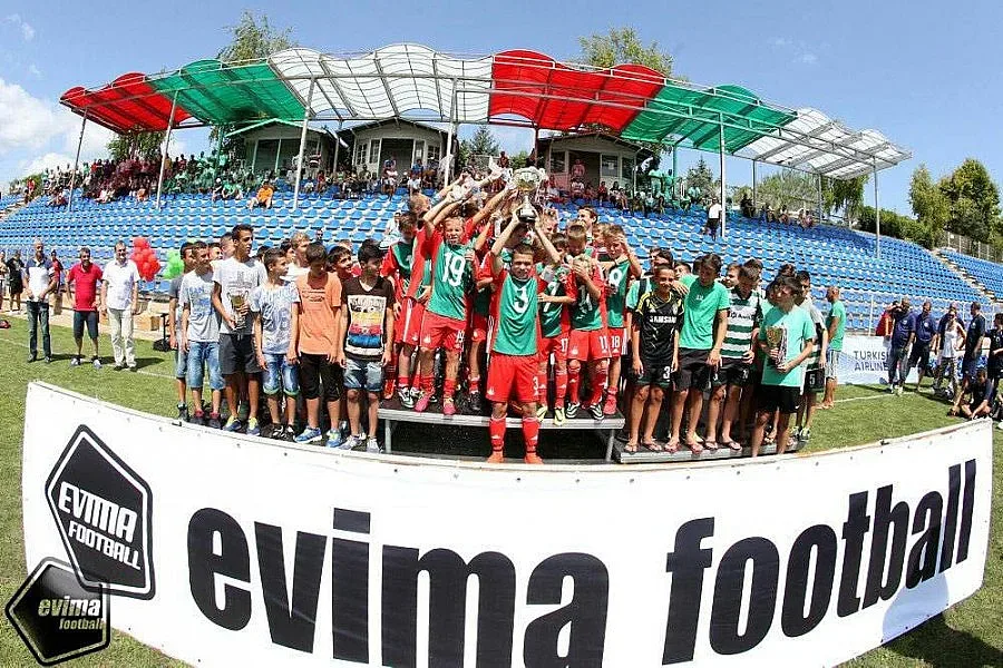 Националният селекционер Петев награждава млади футболисти