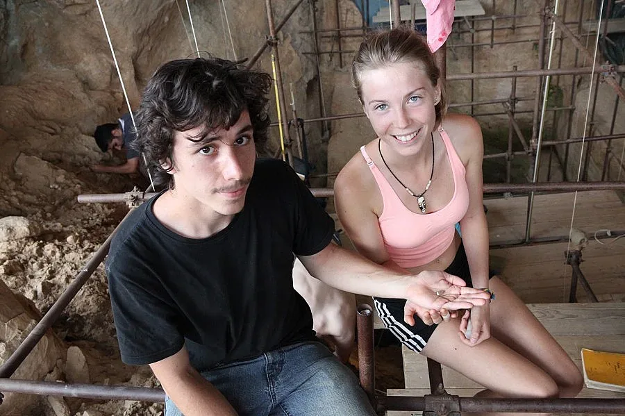 Начинаещ археолог откри човешки зъб на 560 000 години