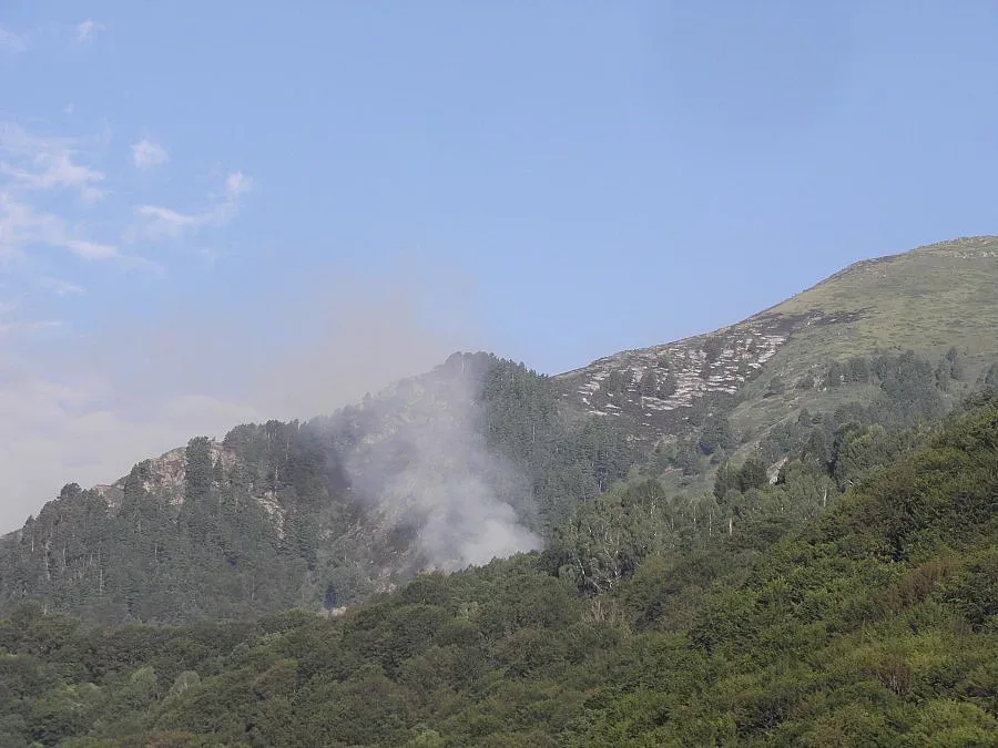 Мъж е в реанимация, обгазили го в пожара на Рила