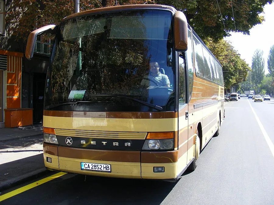 Проблем с автобуса остави туристи на пътя