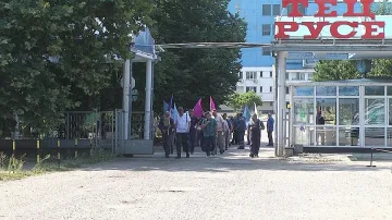 Енергетици затвориха Дунав мост с шествие