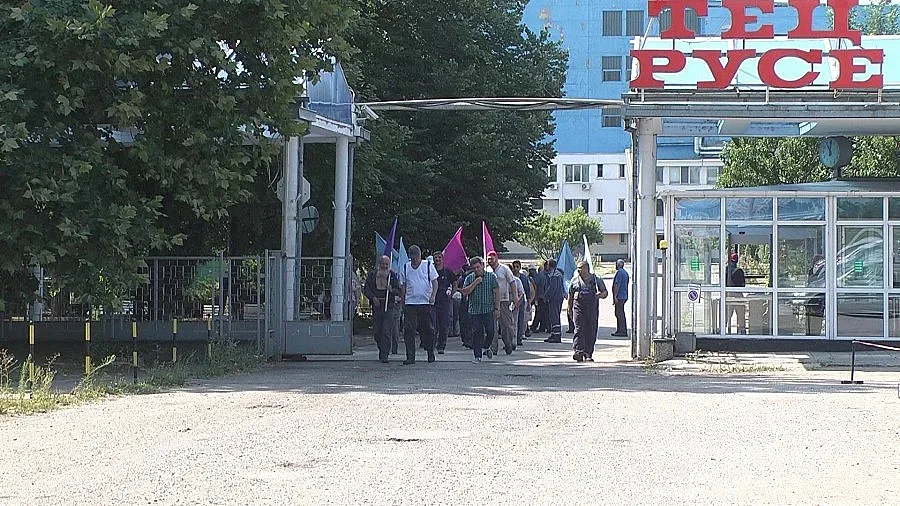 Енергетици затвориха Дунав мост с шествие