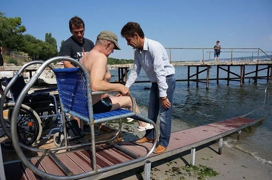 Окрадоха „Водното конче" за достъп на хора с увреждания в морето