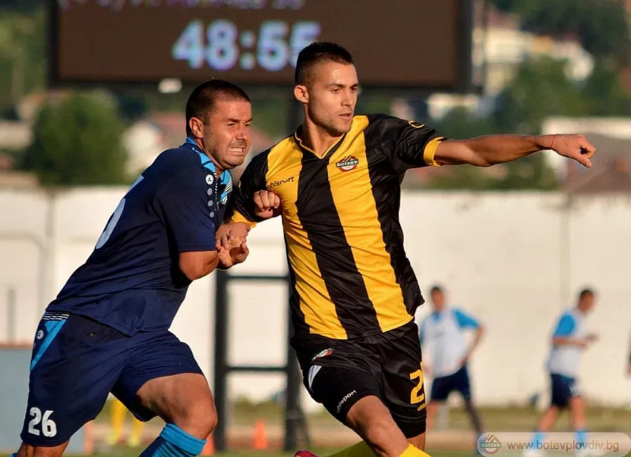 Пенчев научил за уволнението по радиото, съблякоха до кръста "канарите"