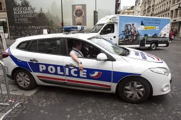 Кола опита да се вреже в полицаи на Тур дьо Франс