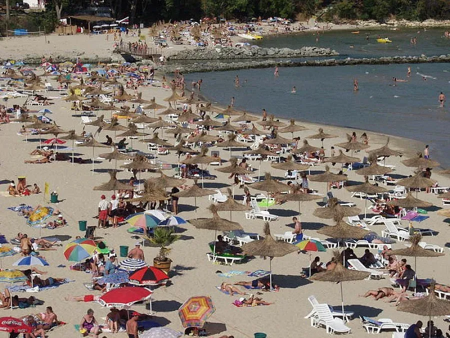 Чужденци пестят от сянка на плажа с байганьовски номера