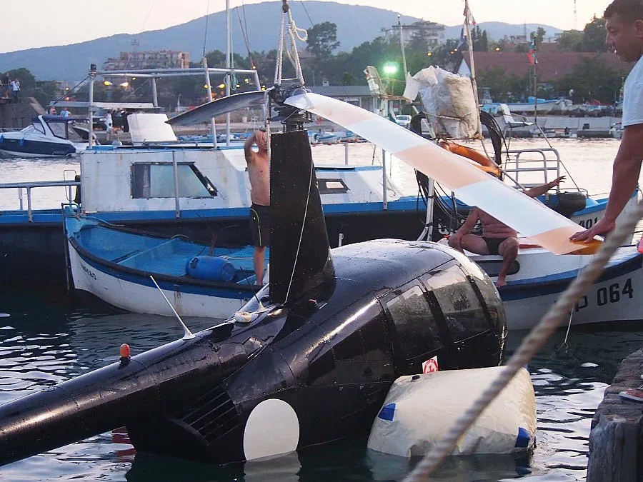 Падналият хеликоптер в морето край Царево е изваден от водата