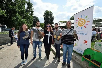 Снимай се със сокол пред Народния театър