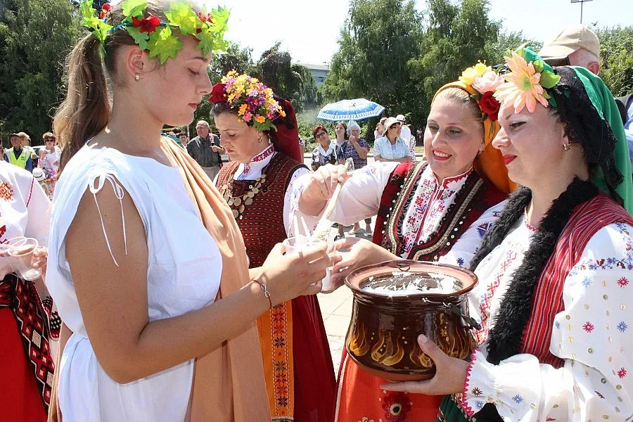 Разград замириса на айрян с билки