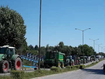 Земеделци блокираха Добричко, искат разговор с премиера
