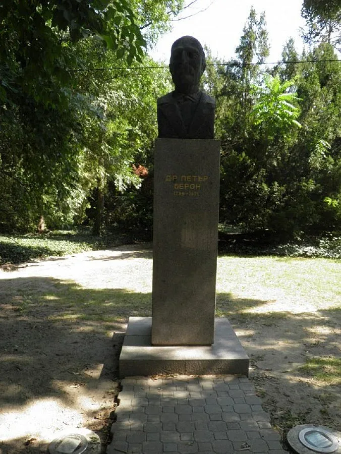 Освежават бюстовете по Алеята на Възраждането в Морската градина