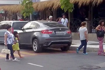 Кметът на Ботевград: Шибано к.., не ми снимай джипа