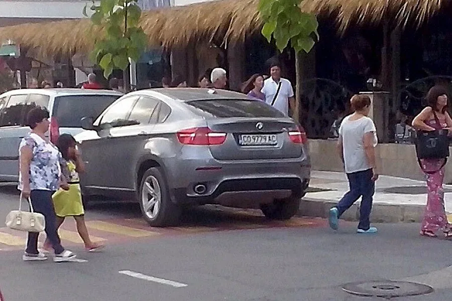 Кметът на Ботевград: Шибано к.., не ми снимай джипа