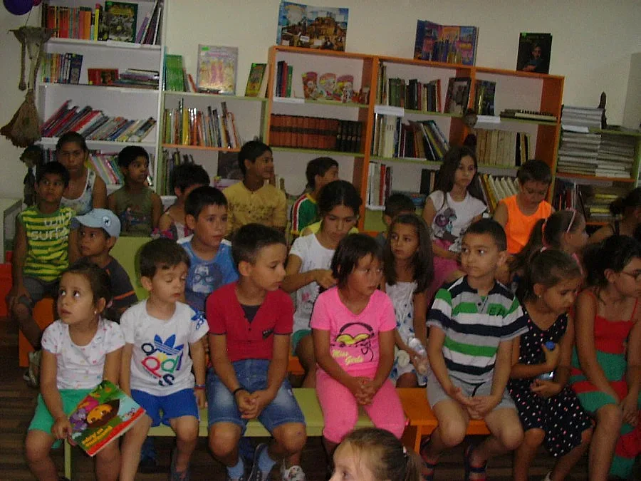 Деца на кино в библиотека