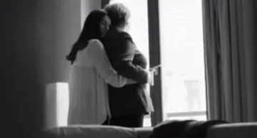 Двойничка на Меркел рекламира гей списание