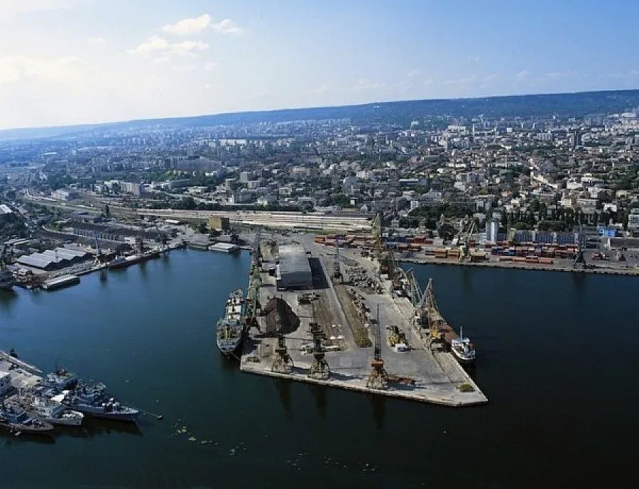 Нов четириколесен гигант вдига товари от 20 тона на порт Варна