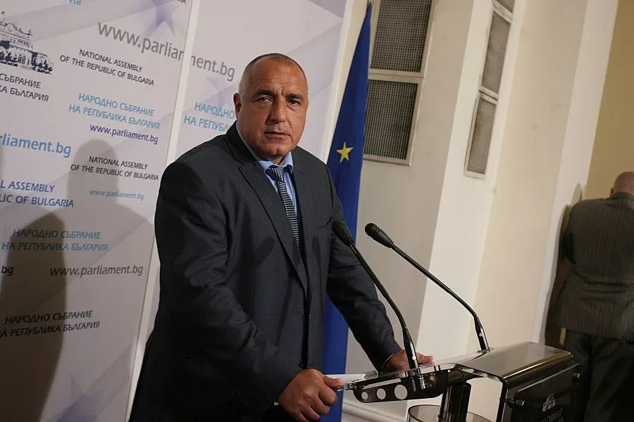 Бойко чака реформаторите, зад министъра е