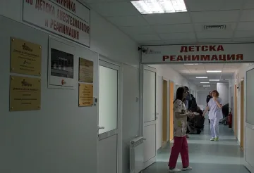 Лекарите продължават борбата за живота на пребитото дете