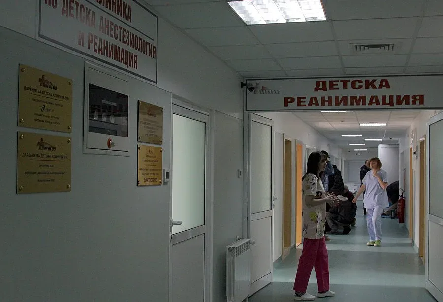 Лекарите продължават борбата за живота на пребитото дете