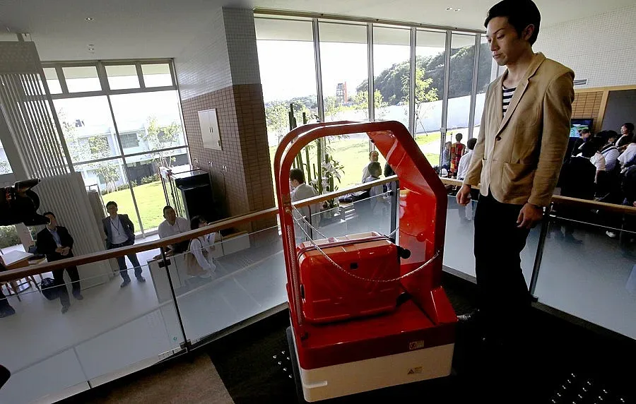 Роботи въртят хотел в Япония